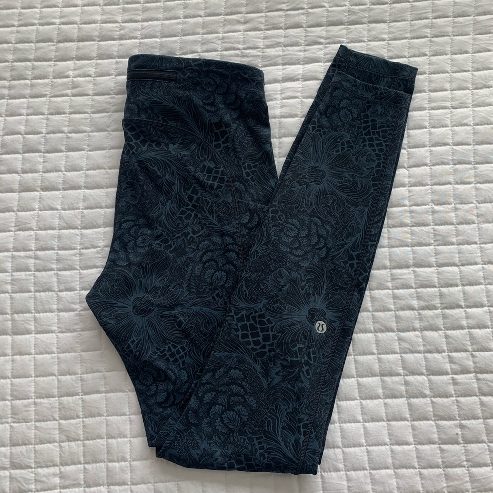 Lululemon Speed Up Tight (Full-On Luxtreme 27")
Nouveau Mach Blue Black
size 6